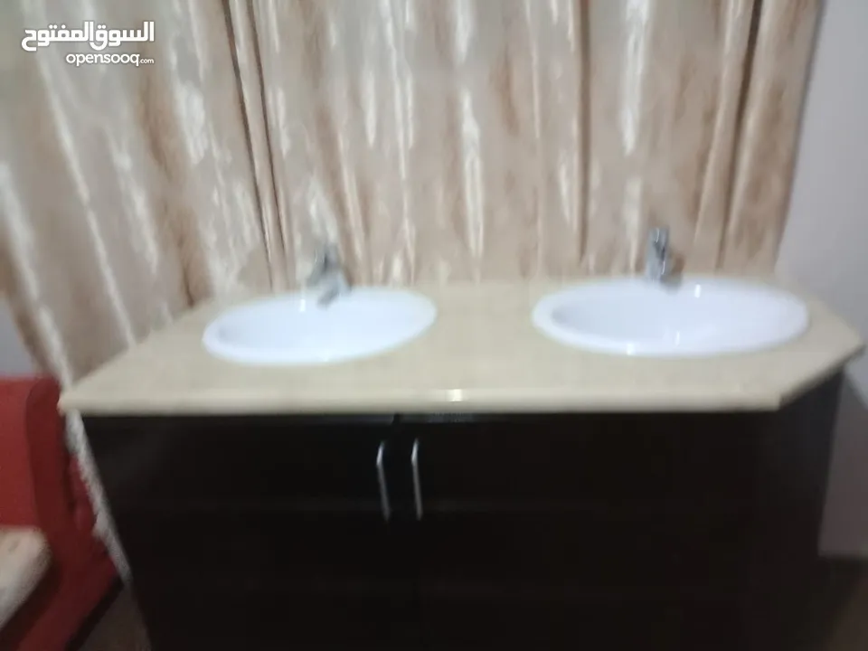 مغسلتين جنب بعض خز مع خزانه خزانه لاتيه قشره بلوط بطاريات ايطالي