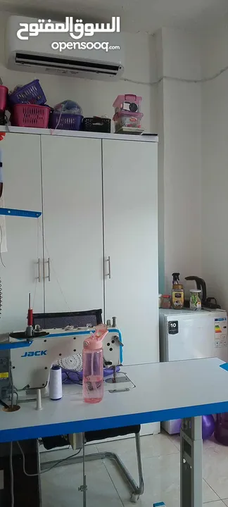 محل ملابس  سهره ستاتي واطفال مع مخيطه للبيع بكافه معداتها للبيع