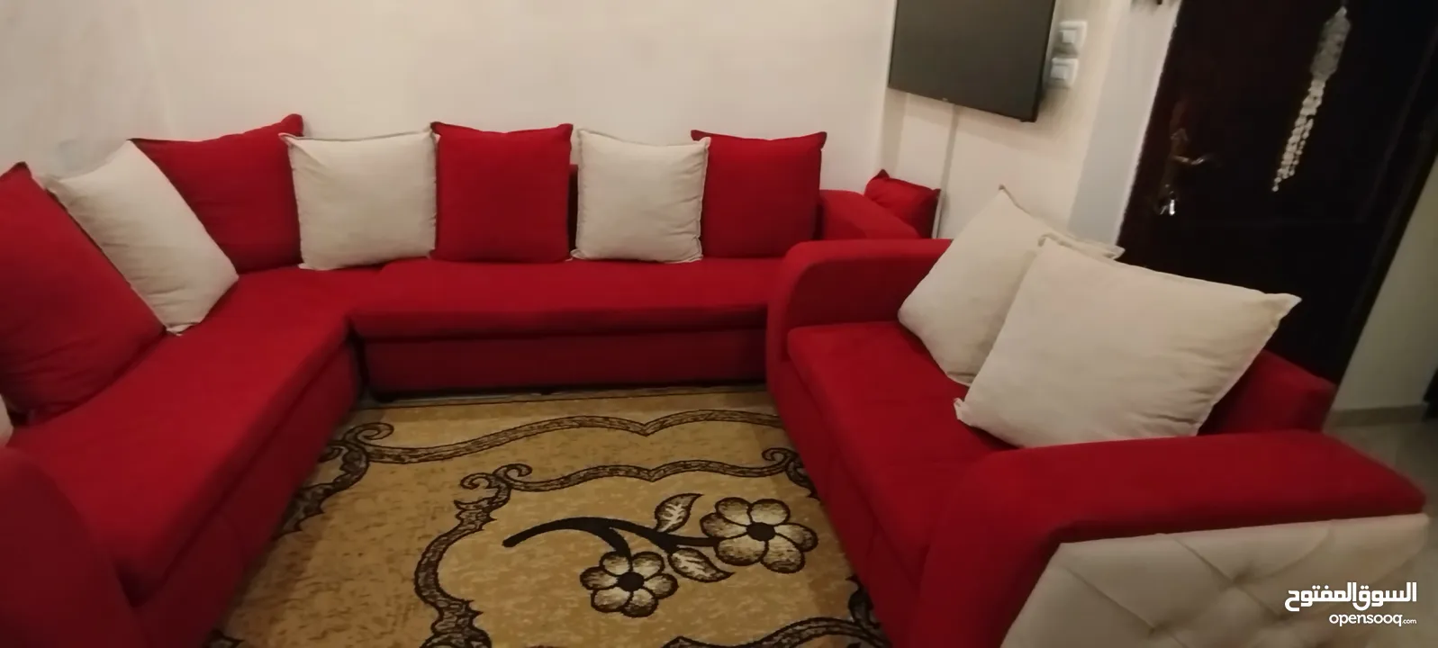طقم كورنر 9  مقاعد بحالة جيدة جدا لون خمري وبيج