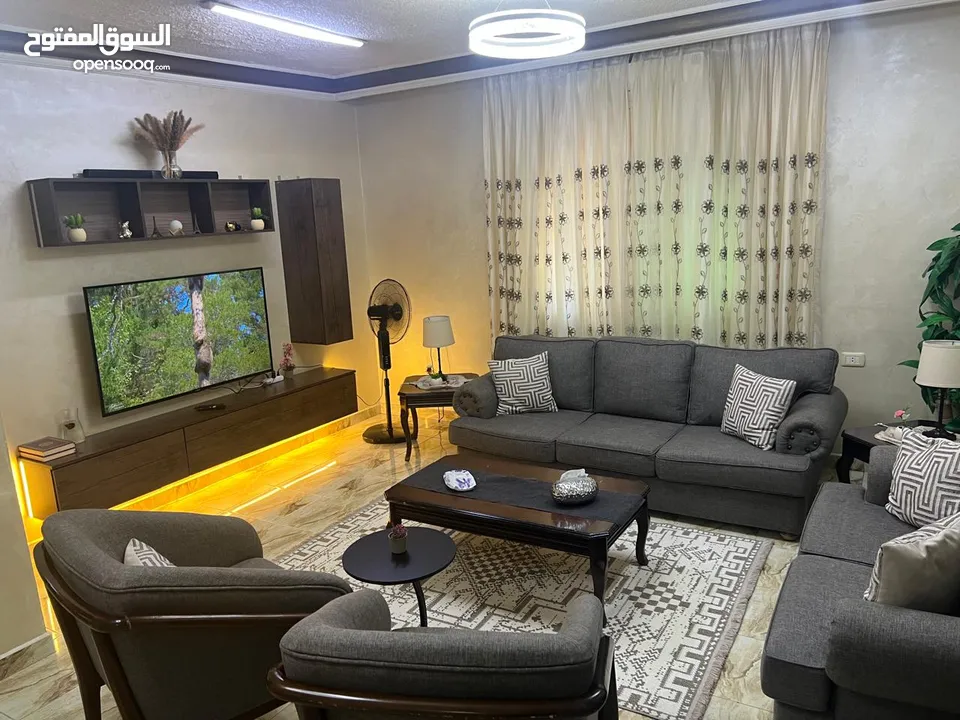 عفش بيت كامل مع الكهربائيات بحالة جيدة بداعي السفر الرجاء من الاخوة التجار عدم الاتصال بدون احراج