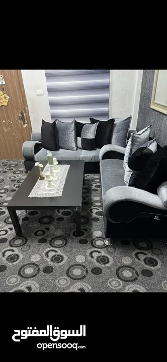 طقم كنب لون اسود وسكني للبيع