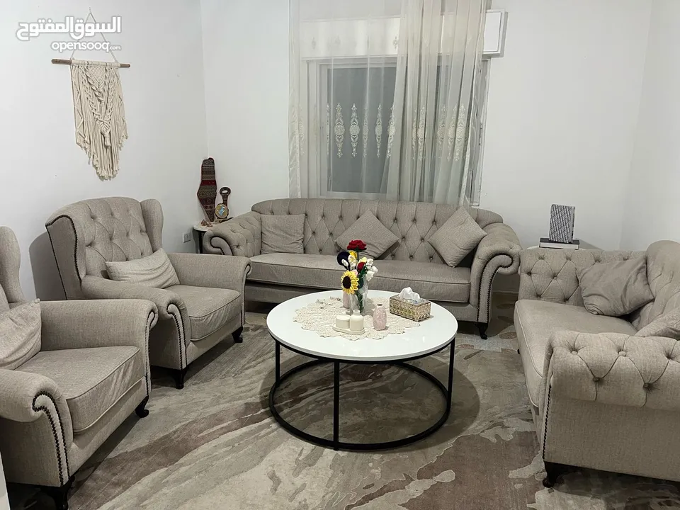 كنب تفصيل ما الو غير سنه جديد جديد جديد ولا كانو مستعمل مع طاولات وبرداي وسجادة كلو استعمال سنه فقط