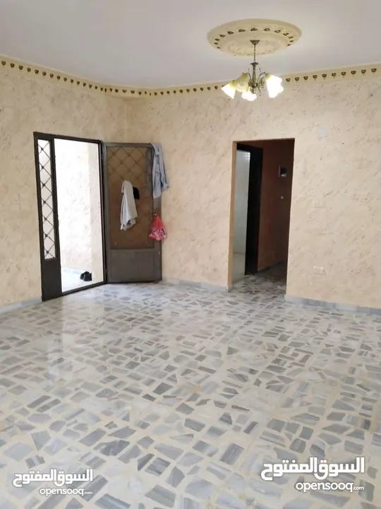 بيت مستقل خلف جامعه الاسراء طريق المطار شارع المية يمكن استخدامه شاليه
