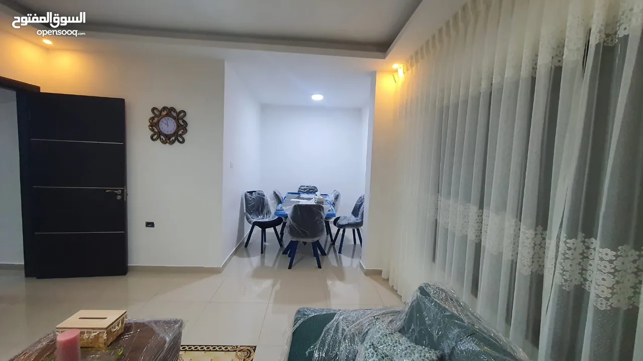شقة مفروشة بالكامل لم يتم استخدامها من قبل للبيع, ثلاث غرف نوم واحدة ماستر، إطلاله مميزة مكان عائلي