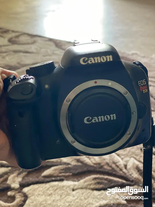للبيع كاميرا Canon Rebel T2i بحالة جيدة