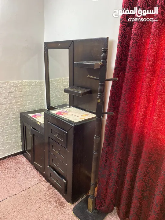 غرفه نوم مستعمله مع بردايه وقطعه موكيت شاقي و طقم مجلس مستعمل لون اخضر