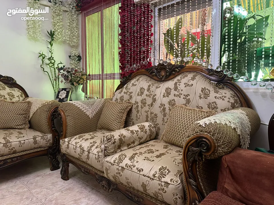طقم كنب بحال الوكالة ونوع خشب زان