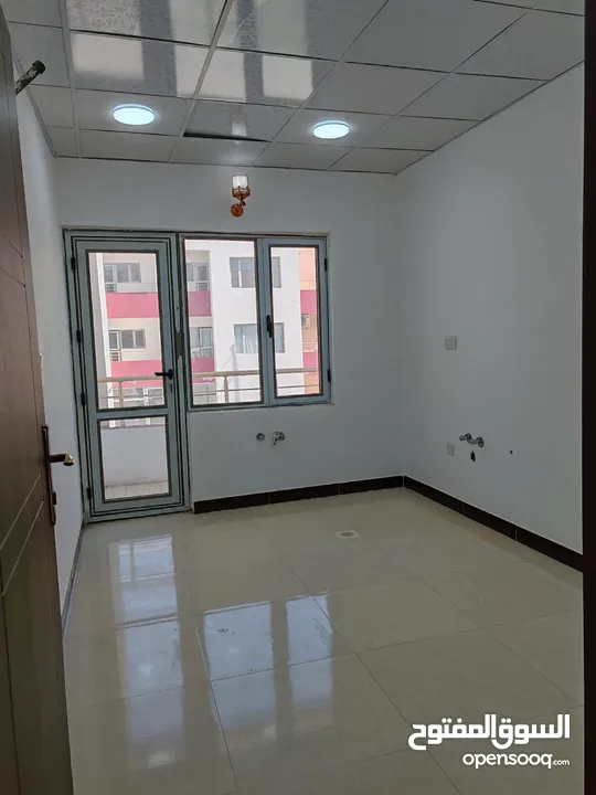 شقة سكنية حديثة للايجار في مجمع السعفة السكني