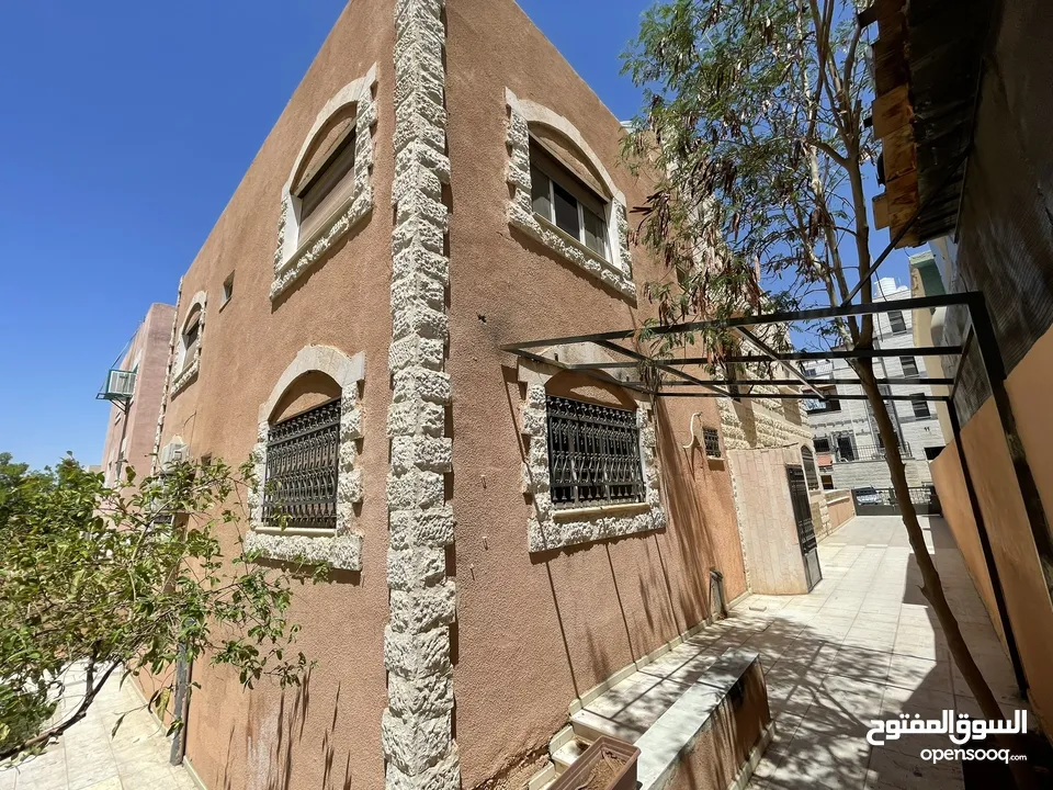 عمارة للبيع فل عقبة تاسعة جمعيات شقتين كل شقة 200 متر+ تسوية 80 متر بسعر مغري مساحة الارض 476