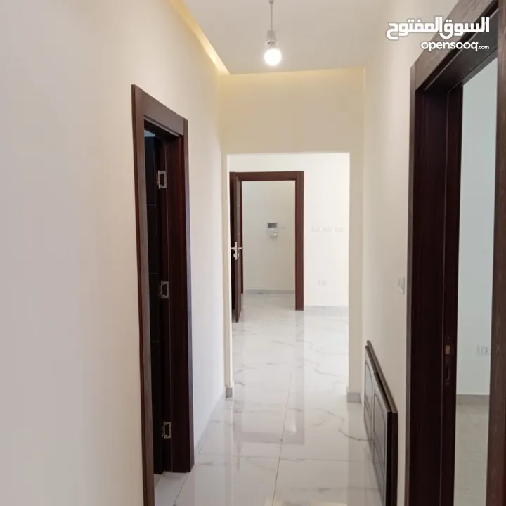طريق المطار لم تسكن سوبر ديلوكس شقه فارغه للايجار + 240 متر 5 غرف نوم ـ 2 ماستر
