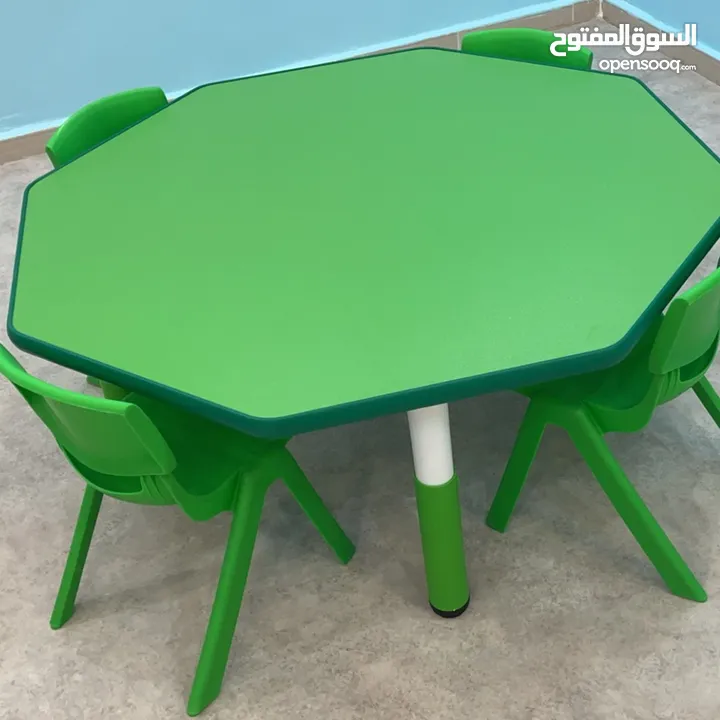 Adjustable height children’s tables + 4 chairs طاولات قابلة للتعديل في الارتفاع + 4 كراسي