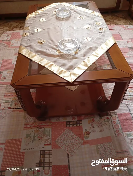 للبيع طاولة سفرة (1) و طاولة سفرة طول (1) و طاولة سفرة مربع (2)