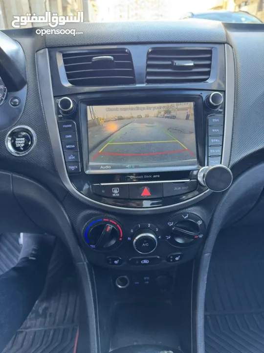 هونداي اكسنت 2015 محرك 1600 ديزل لون ابيض فرش جلد تشغيل بصمه حساسات خلفيه كاميرا خلفيه ترخيص وتامين