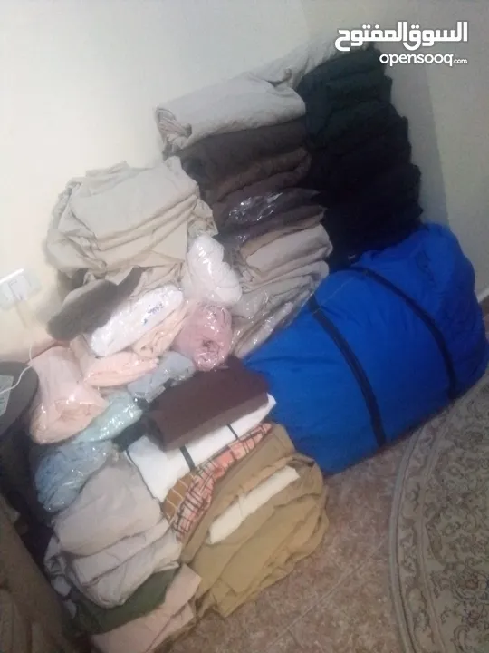 ملابس للبيع نسائية مانطوهات وترنقات واحذية