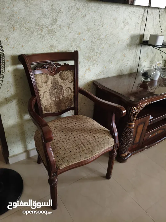 طقم كنب مع طاوله سفره للبيع