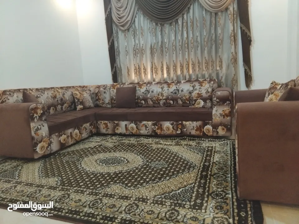 طقم كورنر بحاله ممتازه مع سجادة للبيع