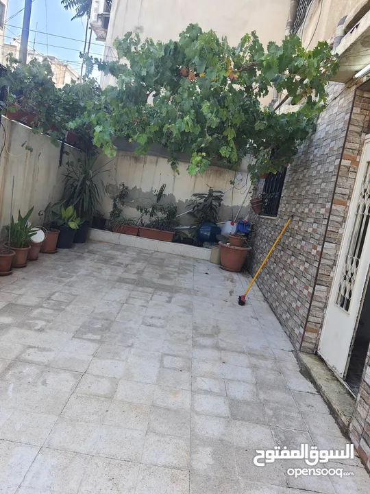 عمارة مكونه من طابقين وساحه خارجيه للبيع