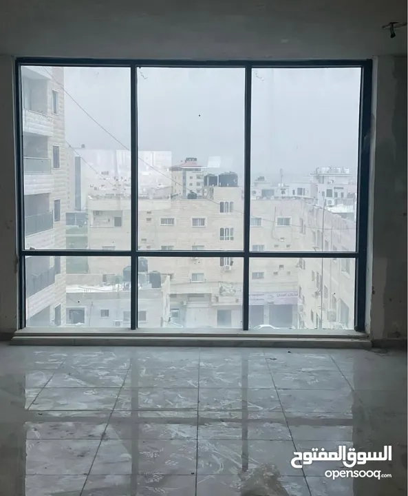 معرض للايجار ويمكن تقسيمه إلى مكاتب
