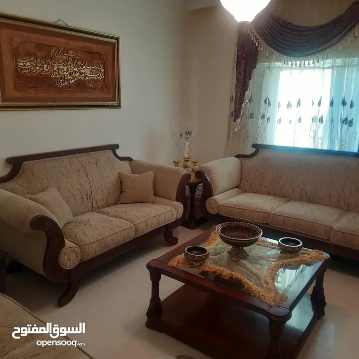 طقم كنب تقيل استخدام خفيف مع طقم سكملات خشب زان كامل