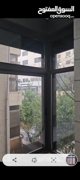 شقه طابق اول فوق الشارع في منطقه  عين منجد