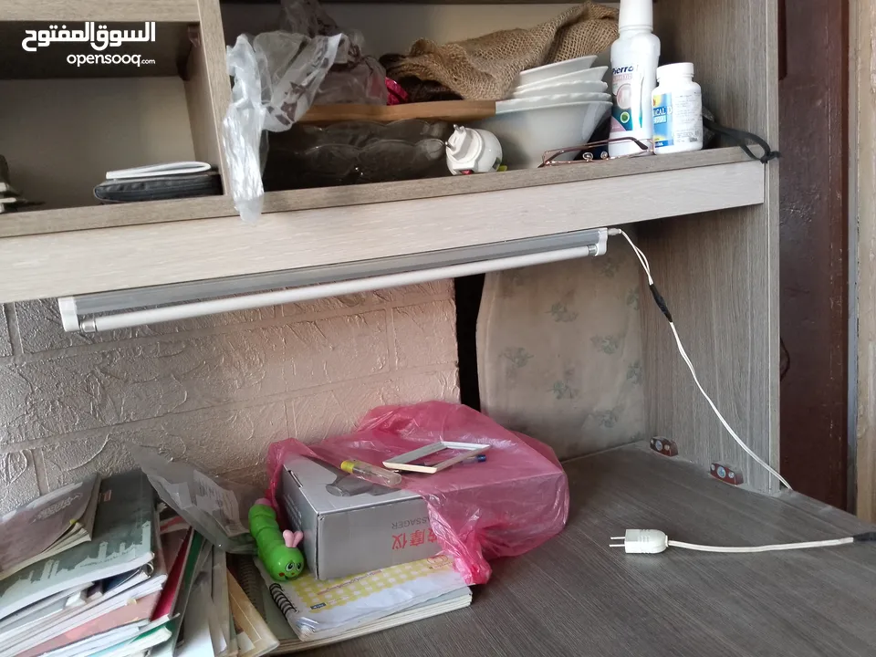 مكتب مع كرسي للدراسة أو لشغل بحالة الجديد وبسعر مغري جدا ا