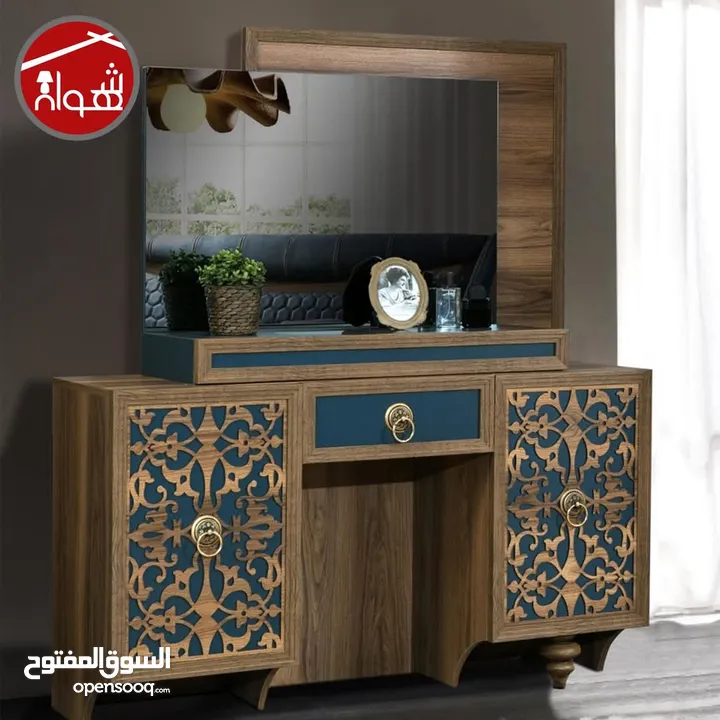غرفة نوم ماستر .. تخت .. وتسريحة .. وخزانه .. كومودينات ثنتين