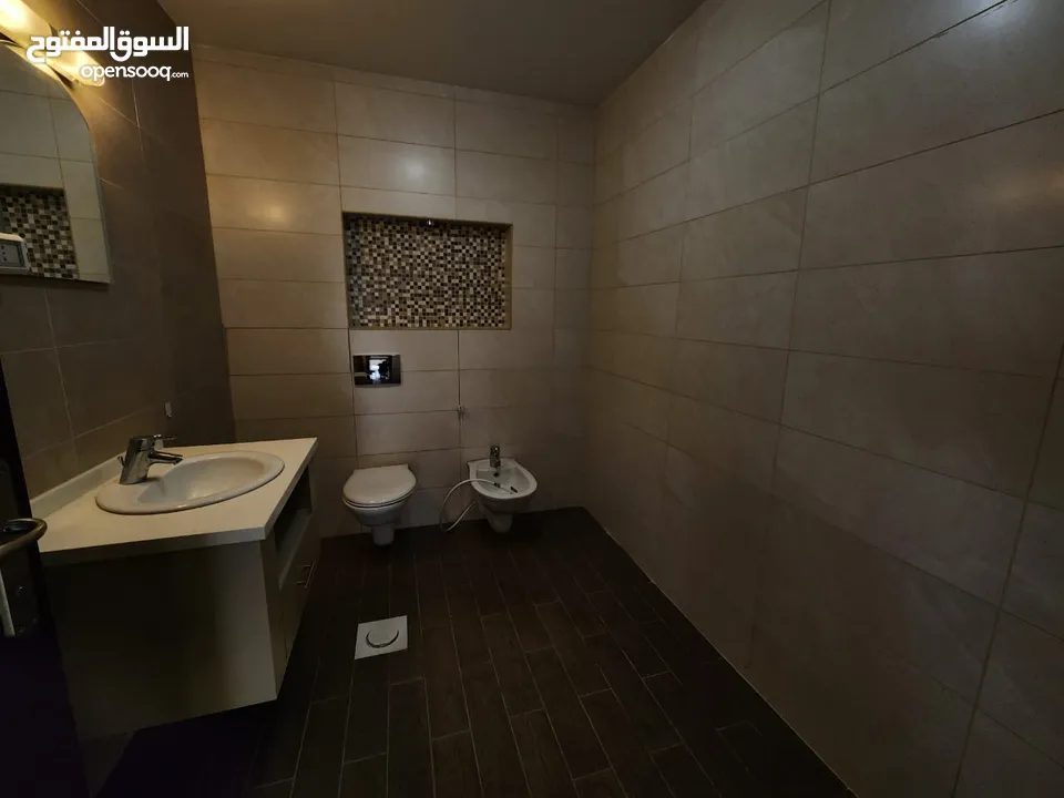 روف فارغ للإيجار في عبدون - ref : 14453