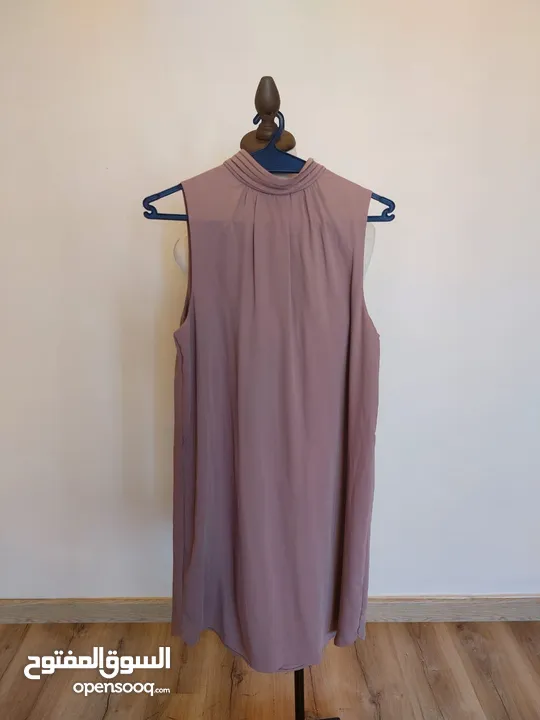 عدة فساتين جديدة و ماركات اسعارها من 10-12 دينار.