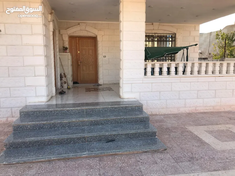 منزل مستقل شبه فيلا اربع واجهات حجر قريب من الشارع الرئيسي