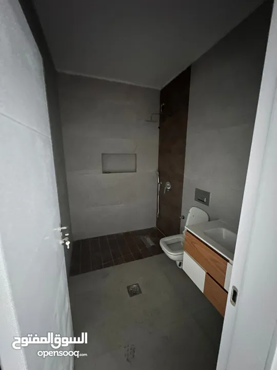 شقه للبيع مع حديقه بعين منجد