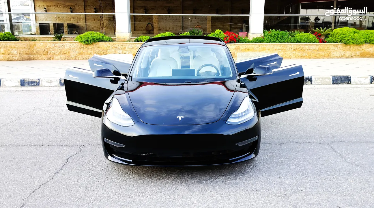 تيسلا 2020 model 3 فحص كامل اوتوسكور +B بحالة الوكالة لون مميز غرفة بيضا ممشى قليل للبيع بسعر محرووق