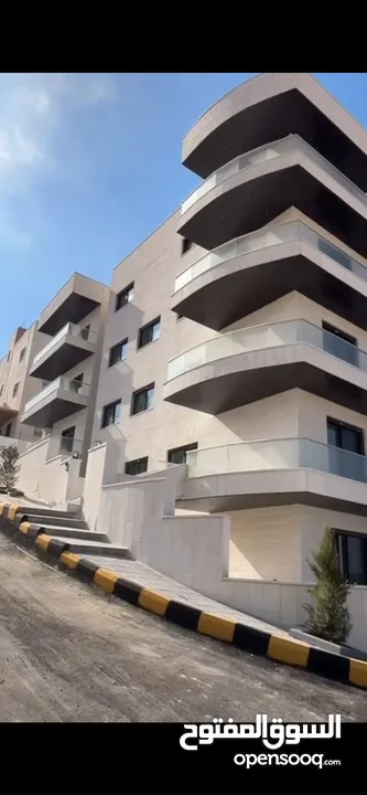 شقة طابق ثاني   بإطلالة رائعة وجذابة