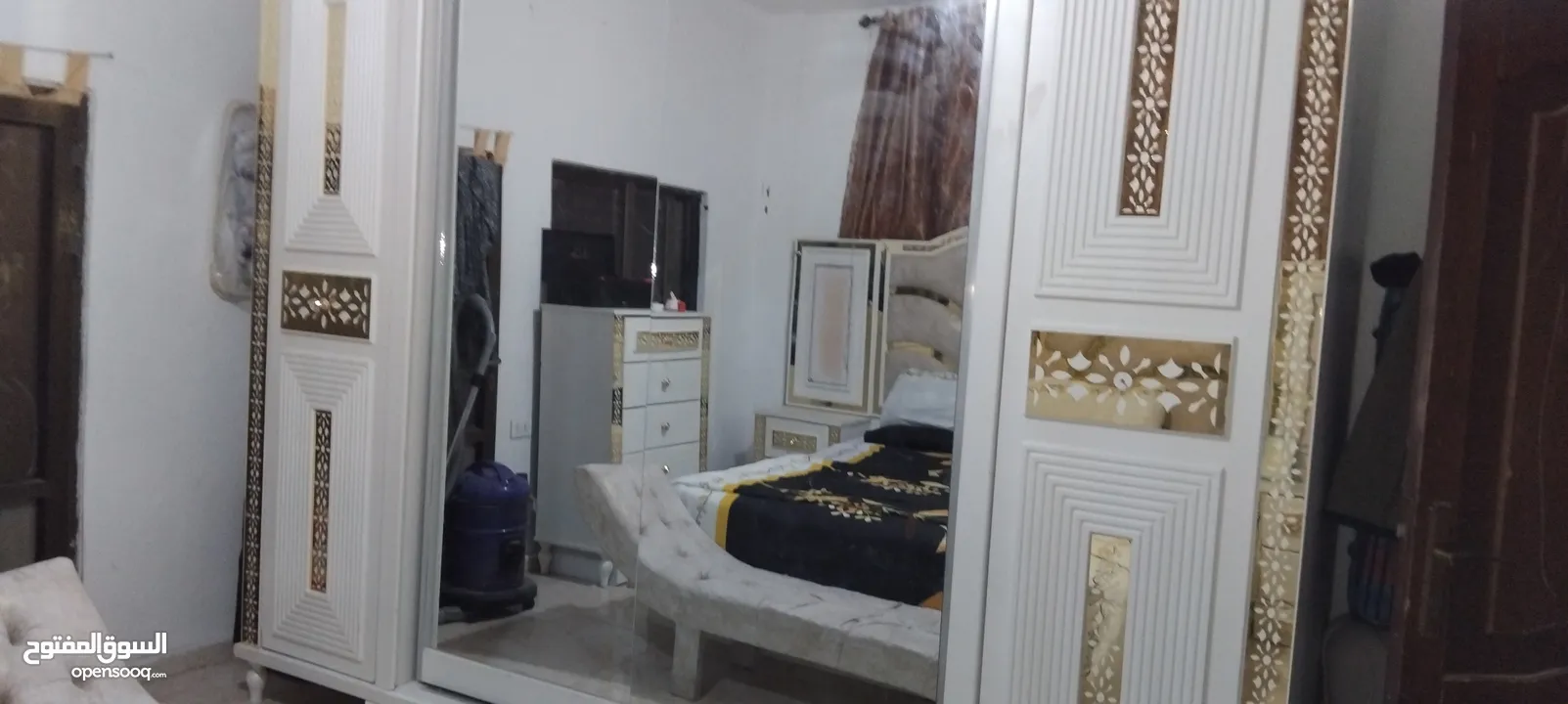 غرفة نوم مضيئه  لون ابيض مع ملحقات كما بالصور مستعملة.......