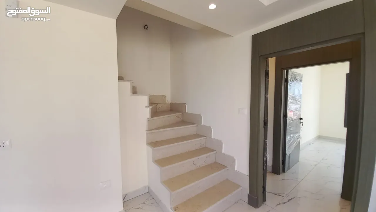 شقة غير مفروشة للبيع في ام اذينة   ( Property ID : 40890 )