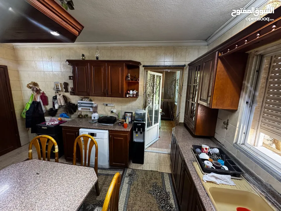 مطبخ خشب بلوط صولد بحاله جديده مساحة المطبخ 4×5 لون بني