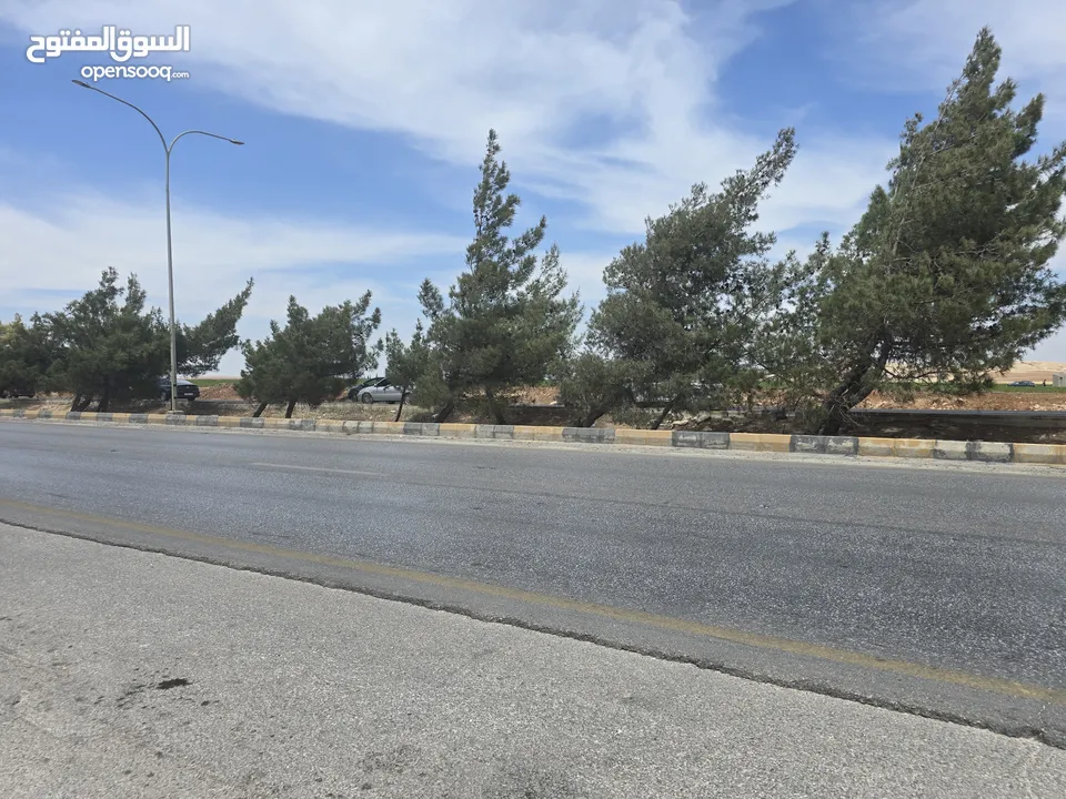 ارض تجاريه مميزه واجهه كبيره عشارع الحصن قرب شهوان
