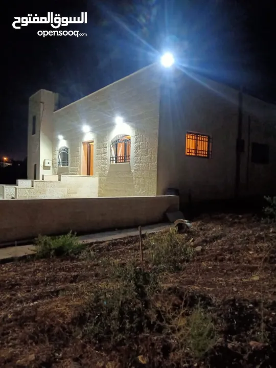 مزرعة 8 دونمات وبناء حجر فاخر 162 متر عمر البناء 5 سنوات