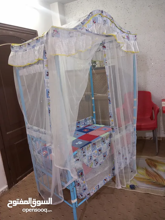 سرير اطفال مع فرشة للبيع استعمال سنه فقط جديد