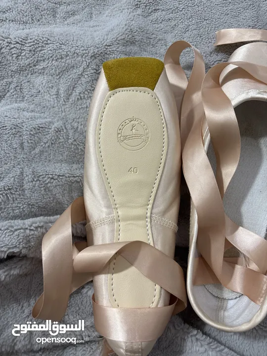 Brand new ballet pointe shoes never worn comes with soft toe pads   حذاء بوانت للباليه جديد تمامًا