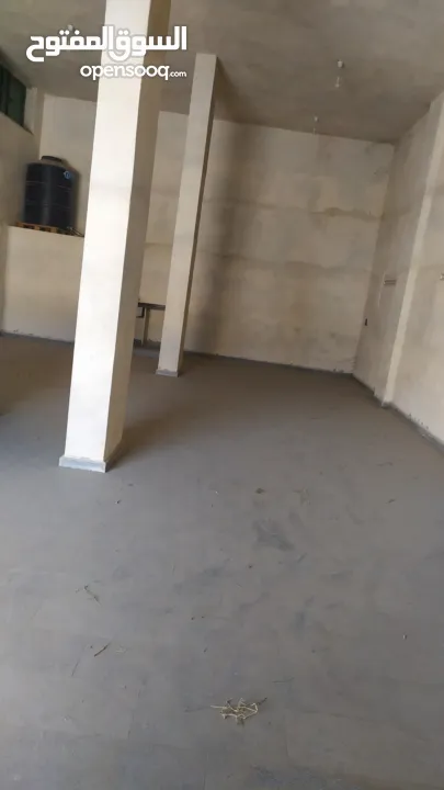 مخازن للايجار بالقرب من دوار عزموط على الشارع الرئيسي  مساحة 140 متر مربع