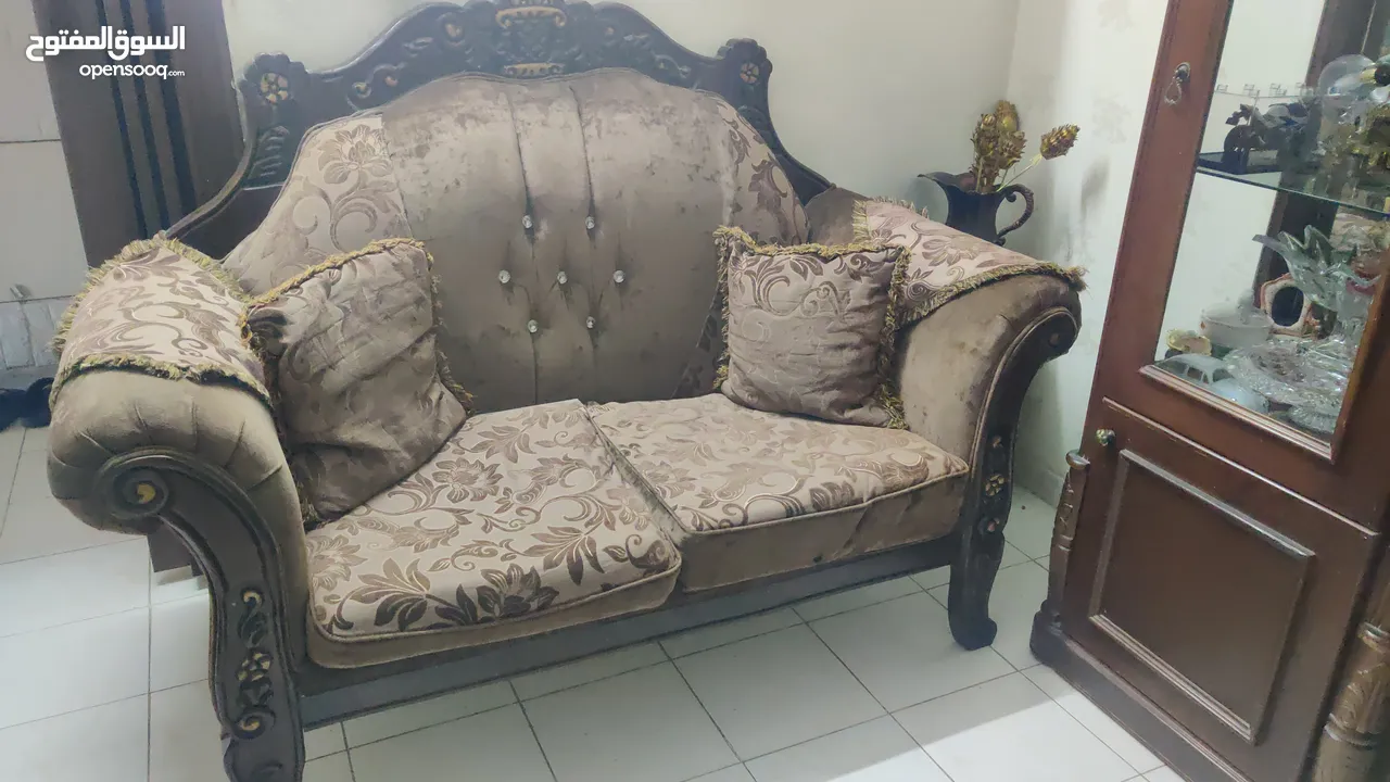 طقم كنب شبه جديد للبيع بسعر مغري جدا خشب قوي