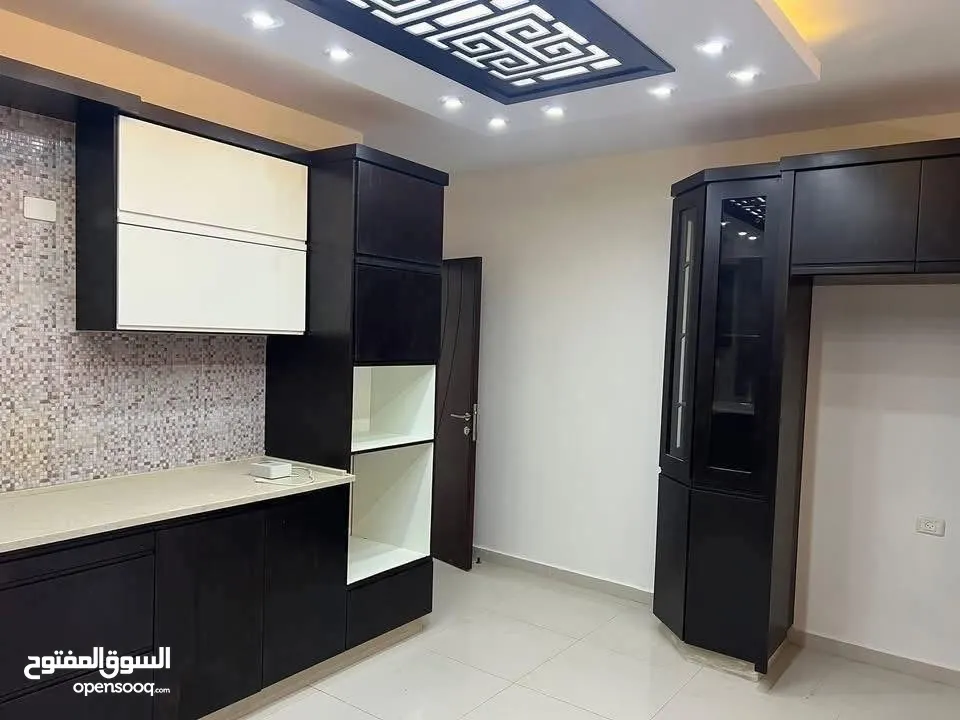شقه مميزه للبيع في البيره قرب مستشفى المستقبل