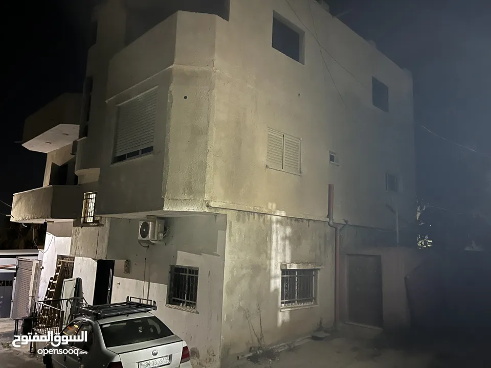 بيت للسكن للمهتمين وللمزيد من المعلومات التواصل منزل كامل ثلاثة طوابق مع ساحة ومع ارض جميلة