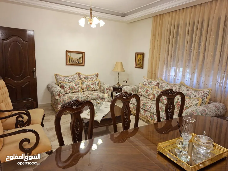 طقم كنب امريكي بحالة جيدة مع طاولة سفرة مع فضية و درسوار و مراة و كونسول