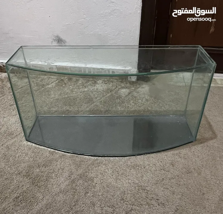 خزانة كبيرة وطاولة ومراية وحوض سمك مع عدته كاملة