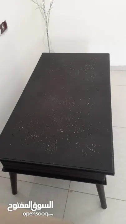 غرفة ضيوف مع 3 طاولات طقم كامل