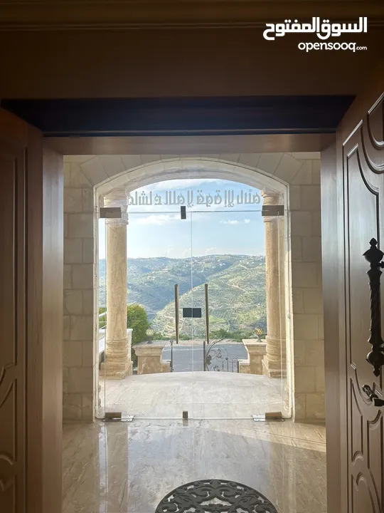 فيلا للإيجار/ للبيع بإطلالة جميلة جدا Villa for rent/sale with beautiful views and amenities!