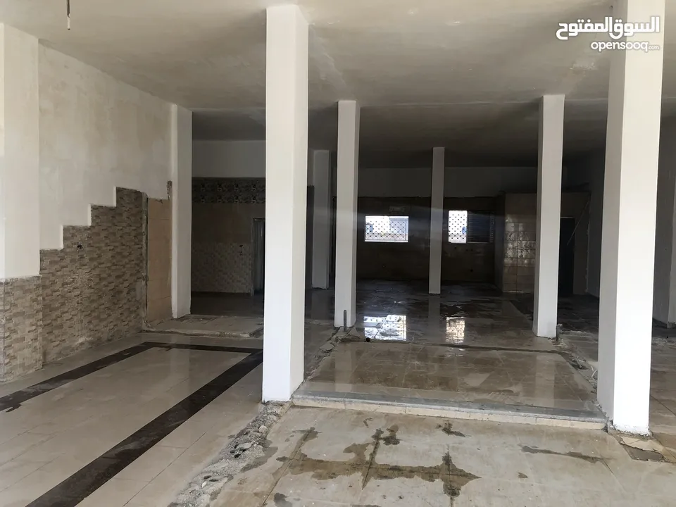ثلاث محلات تجاريه ومخازن علي شارع 36 التجاري الزرقاء الجديدة في افضل موقع في الشارع