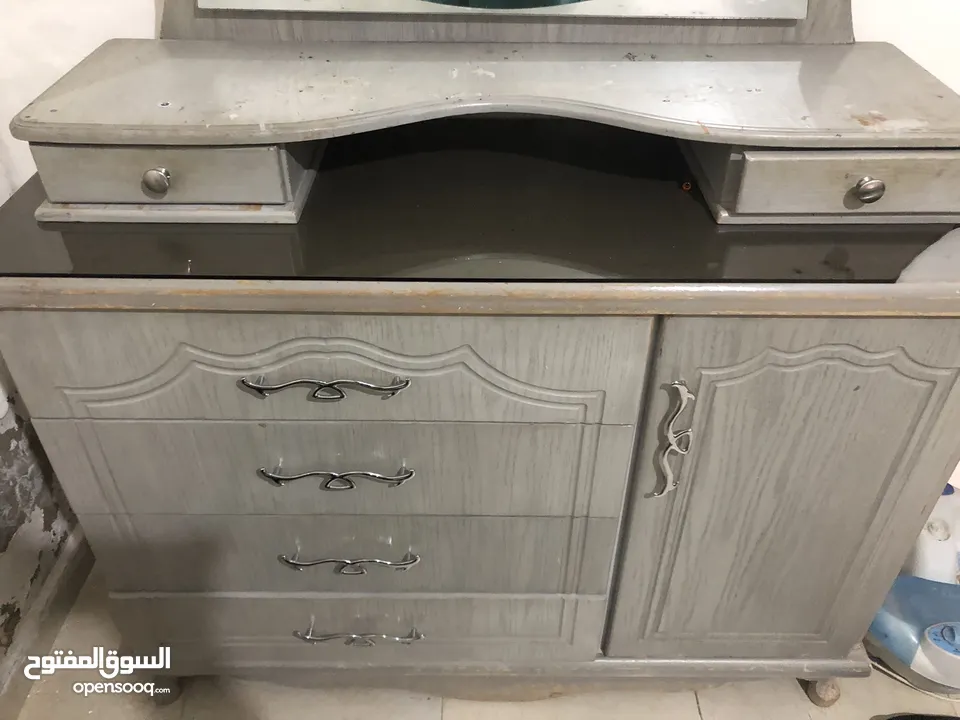غرفة نوم لاتيه 2 كومادينة 1 ملحق خمس ادرج 1 بيرو وخزانه