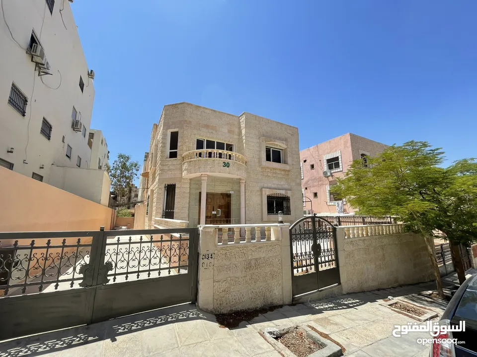 عمارة للبيع فل عقبة تاسعة جمعيات شقتين كل شقة 200 متر+ تسوية 80 متر بسعر مغري مساحة الارض 476